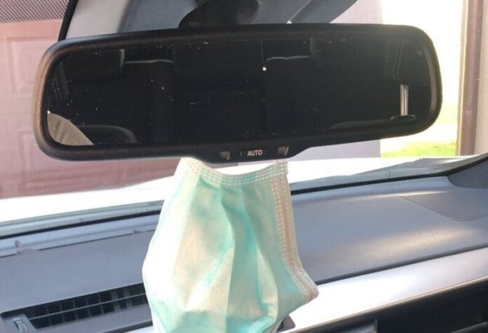 Ne vještajte zaštitne maske na retrovizor