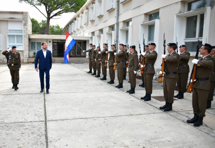 Najavljen jači nadzor pripadnika HV zbog konzumacije droga