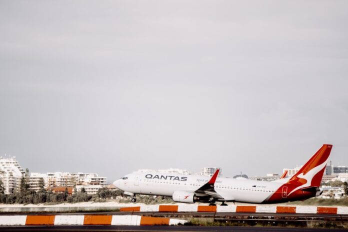 Australska aviokompanija Qantas učinit će cijepljenje protiv koronavirusa obveznim za sve putnike.
