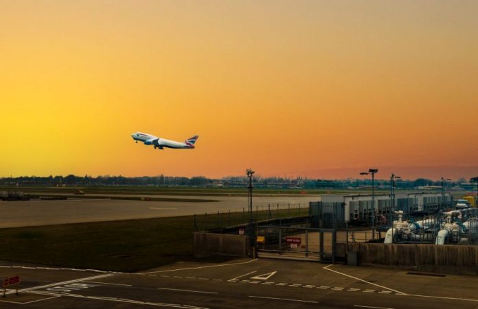 COVID pozitivan muškarac ukrcao se na let prerušen u ženu