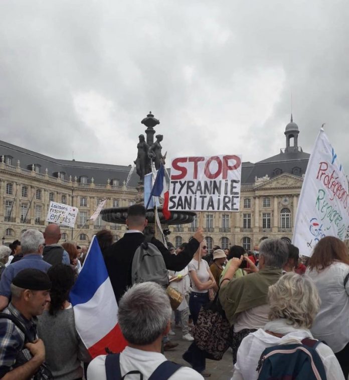 Tisuće prosvjednika protiv COVID-19 propusnice na francuskim ulicama