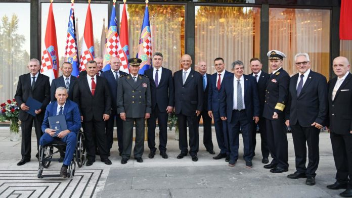 Milanović uručenje činova i odlikovanja